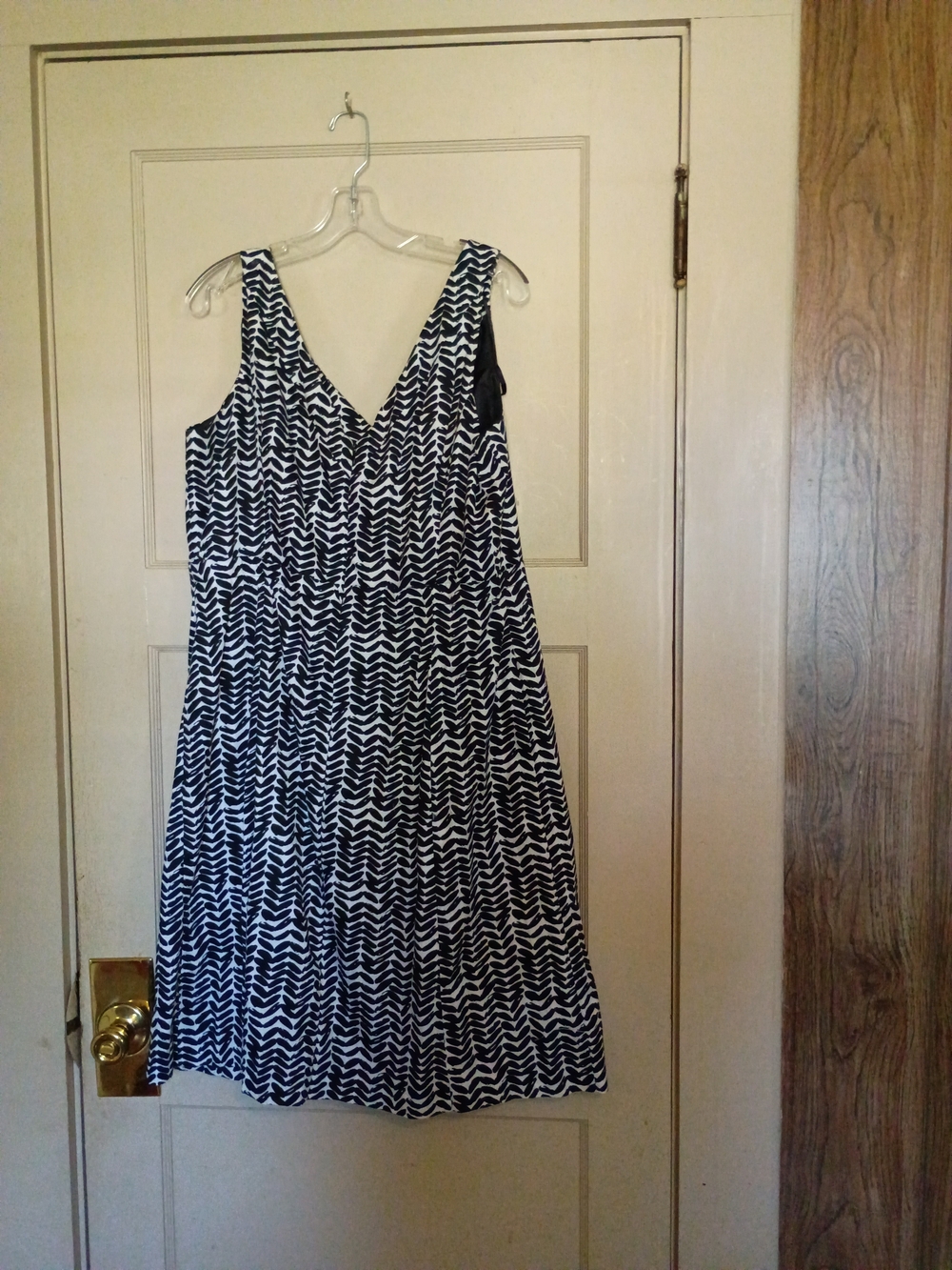 East 5th Black & White Sleeveless V-Neck A-Line Dress